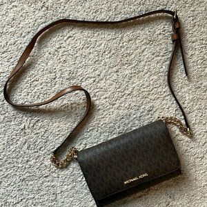 Michael Kors Brown Crossbody Bag with Adjustable Strap and Elegant Hardware